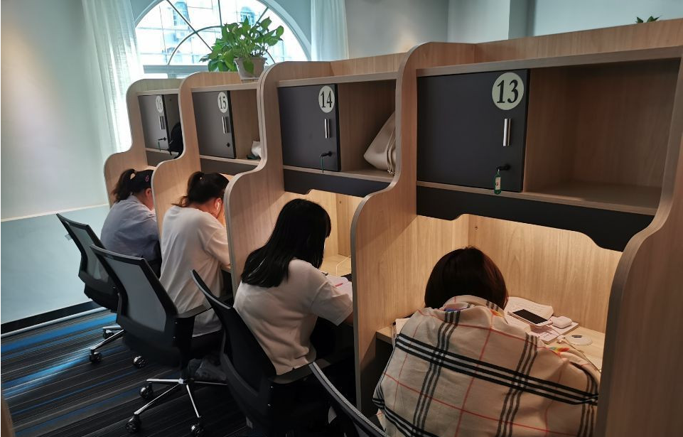 告别枯燥学习，便捷AI动漫学能社让知识更有趣