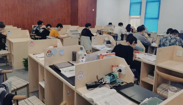 动漫学能社：智能AI时代的创意乐园